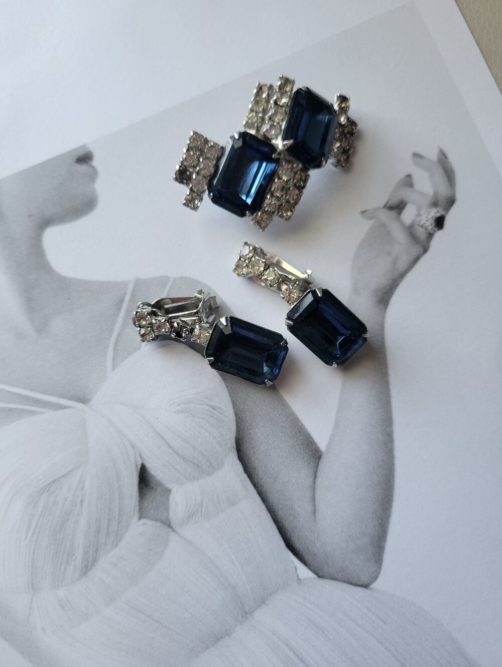 Estate Find Demi-Parure ~ Blue Faux Gems & Rhinestones Brooch Clip-On Earrings - Picture 3 of 16